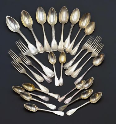 un assortiment de cuillères et de fourchettes en argent disposées en cercle