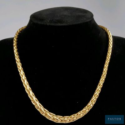 un collier à chaîne en or sur un mannequin mannequin mannequin mannequin mannequin mannequin mannequin mannequin mannequin mannequin
