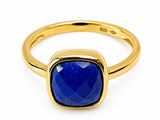 une bague en or sertie d'un lapis-lazuli au centre