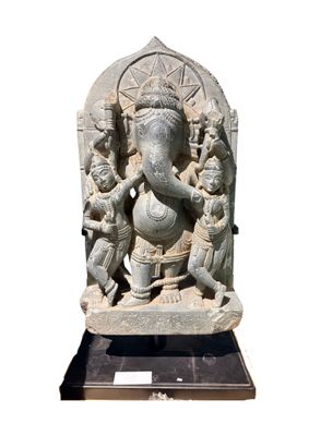 statue d'un éléphant entourée d'un groupe de personnes