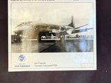 une photo en noir et blanc d'un avion exposé