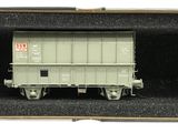 un petit train dans une boîte posée sur une surface blanche