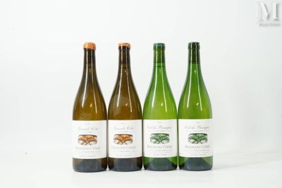 trois bouteilles de vin posées les unes à côté des autres sur une surface blanche