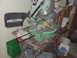 une photo d'une table sur laquelle est posée une scie circulaire