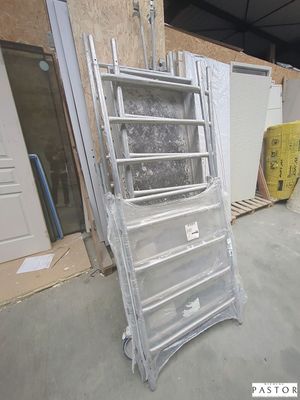 une pile d'échelles posées à l'extérieur d'un immeuble
