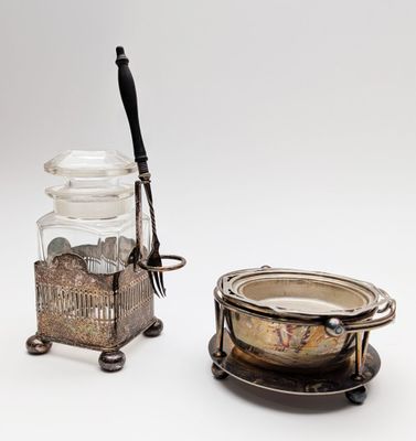 ANGLETERRE Pot à cornichon en verre et monture en métal arge…