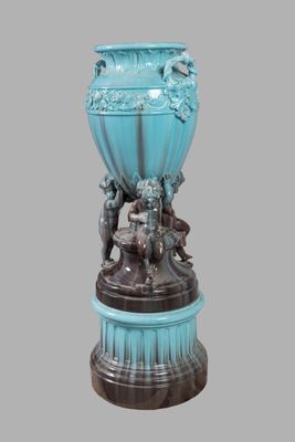 un vase bleu surmonté d'une statuette