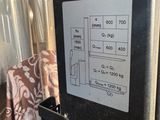 une affiche collée sur le côté d'un réfrigérateur noir