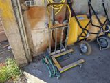 un petit chariot avec un diable à côté