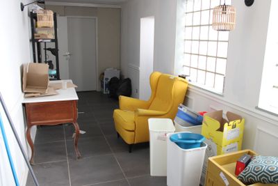 une chaise jaune et une autre chaise jaune dans un salon