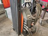 une image d'une machine à souder dans un garage