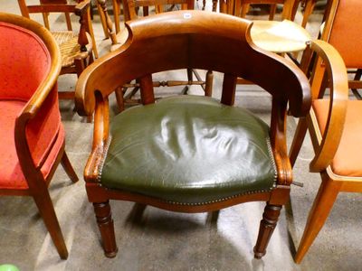 de nombreuses chaises alignées les unes à côté des autres dans une pièce