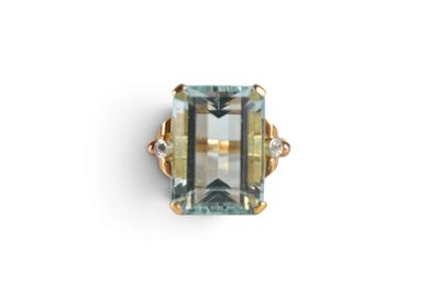 une bague en aigue-marine et diamants, signée Van Cleef