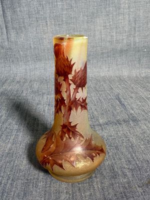 un vase en verre orné d'un motif sur fond gris