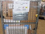 un chariot contenant de nombreux cartons dans un entrepôt