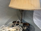 une lampe posée sur une table à côté d'une lampe