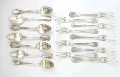 beaucoup de cuillères et de fourchettes en argent sur la table