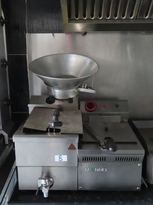 une image d'une cuisine commerciale avec des appareils en acier inoxydable