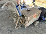 un homme debout à côté d'un vélo sur lequel est fixée une caisse
