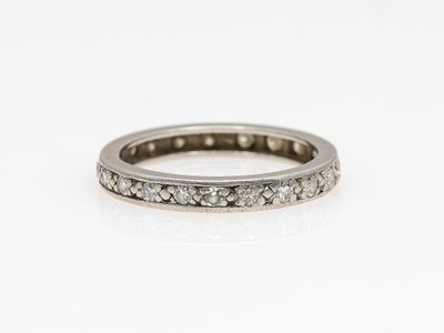 une bague d'éternité en or blanc et diamants