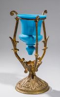 Veilleuse en opaline bleue dans une monture en bronze à moti…
