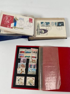 un livre rouge orné de timbres, posé sur une table