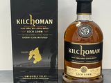 La bouteille de Kilchoman se trouve à côté d'une boîte d'alcools.