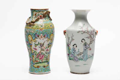 deux vases posés l'un à côté de l'autre sur une surface blanche