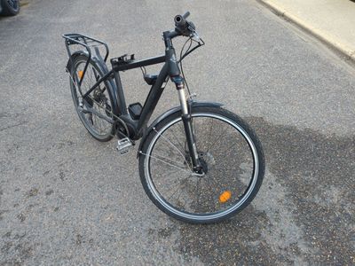 un vélo garé sur le bord de la route