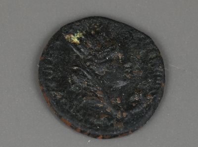 une image d'une pièce de monnaie laissée sur la table