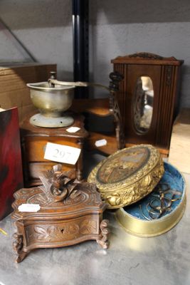 beaucoup d'objets anciens sur la table