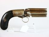 un vieux pistolet auquel est attaché un porte-clés