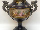 un vase avec un tableau posé sur une table