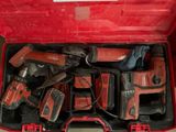 une boîte à outils rouge avec des outils sur le sol