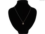 gros plan d'un collier sur un mannequin sur fond blanc