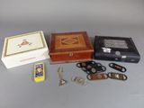 un grand nombre d'objets posés sur une table
