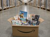 une caisse remplie de livres posée par terre dans un entrepôt