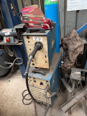 une machine posée sur une table dans un garage