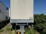 deux camions garés l'un à côté de l'autre sur le bord de la route
