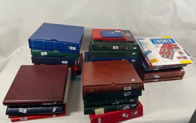 un grand nombre de livres empilés les uns sur les autres