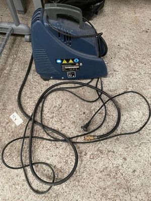 une machine bleue posée sur le sol