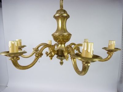 Lustre en laiton de style régence éclairant par six feux.