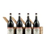 trois bouteilles de vin rouge dans un coffret en bois posé sur une surface blanche
