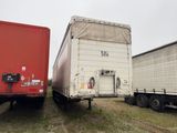 deux semi-remorques garées l'une à côté de l'autre dans un champ