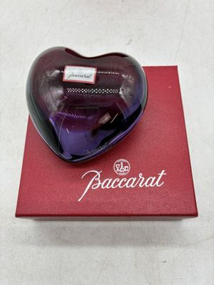 une boîte violette en forme de cœur posée sur une boîte rouge