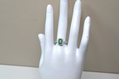 une image représentant la main d'une femme portant une bague