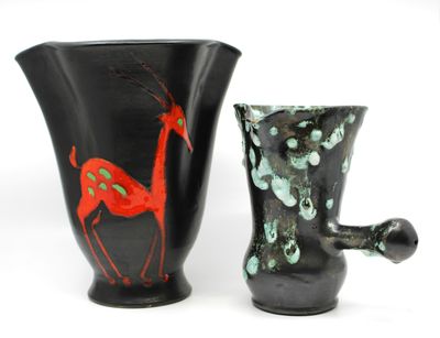 deux vases décorés de motifs animaliers