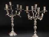 une paire de chandeliers en métal argenté ornés d'oiseaux et de fleurs