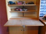 un bureau en bois avec une armoire en bois et une étagère
