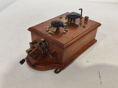 une vieille boîte en bois surmontée d'une horloge